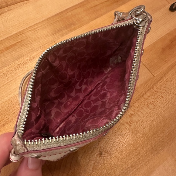 VTG Coach LTD edition Heart wristlet white leather w/pink heart & silver studs - Picture 3 of 10